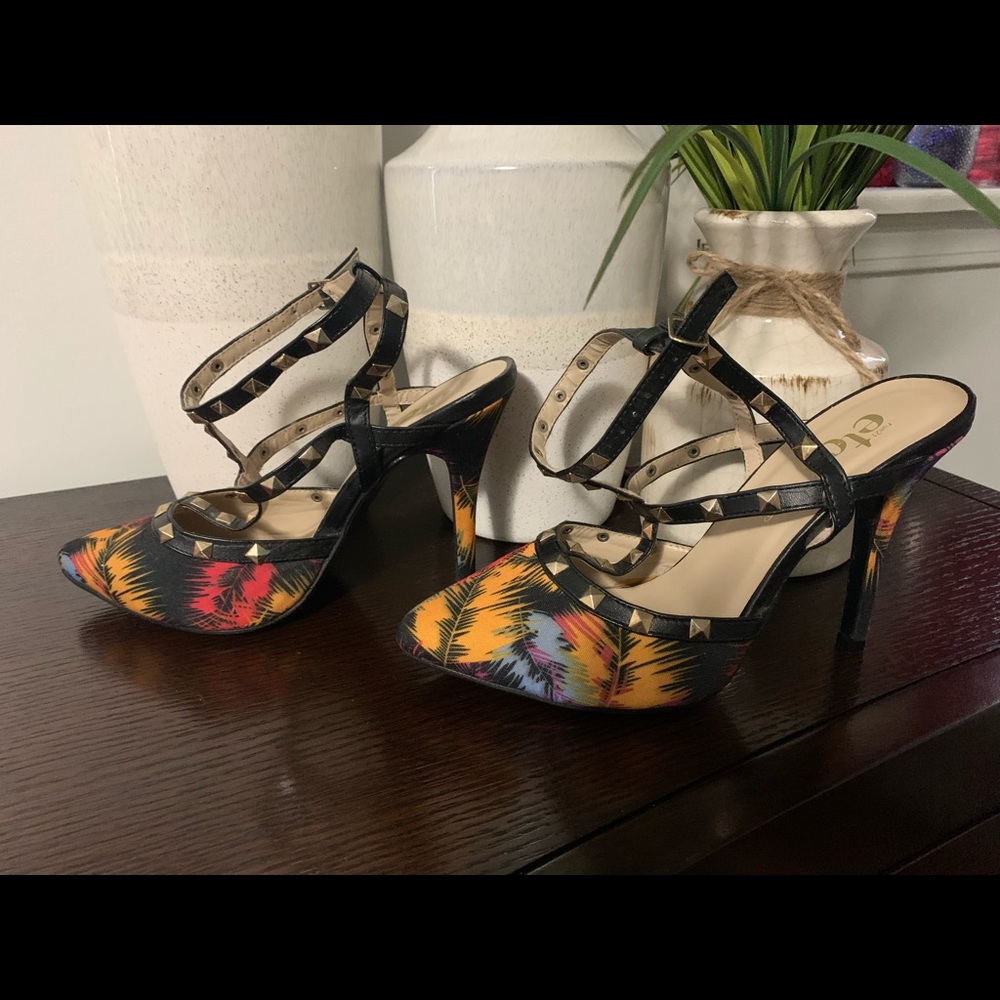 Heel shoes